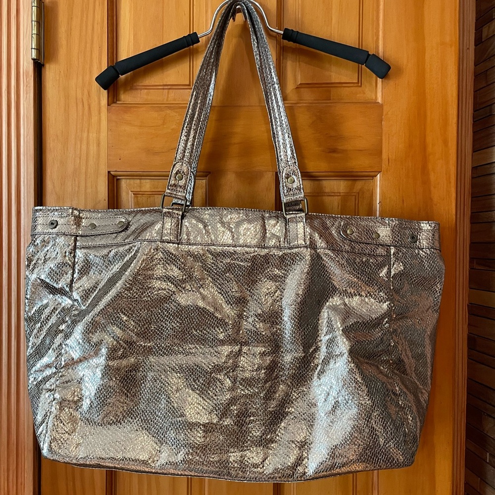 AVON - MARK. Metallic Silver Tote Bag. Excellent condition.NEW.